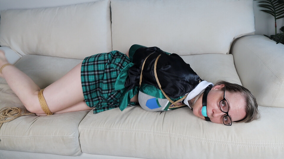 Streamer Summer wants to surprise her viewers with a cosplay and bondage!